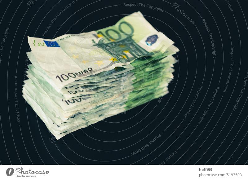ein Stapel zerknittertes Geld in Form von 100 Euro Noten zerknüllt Geldscheine Bargeld Einkommen Finanzen Banknote bezahlen Eurozeichen viele reich Einnahme