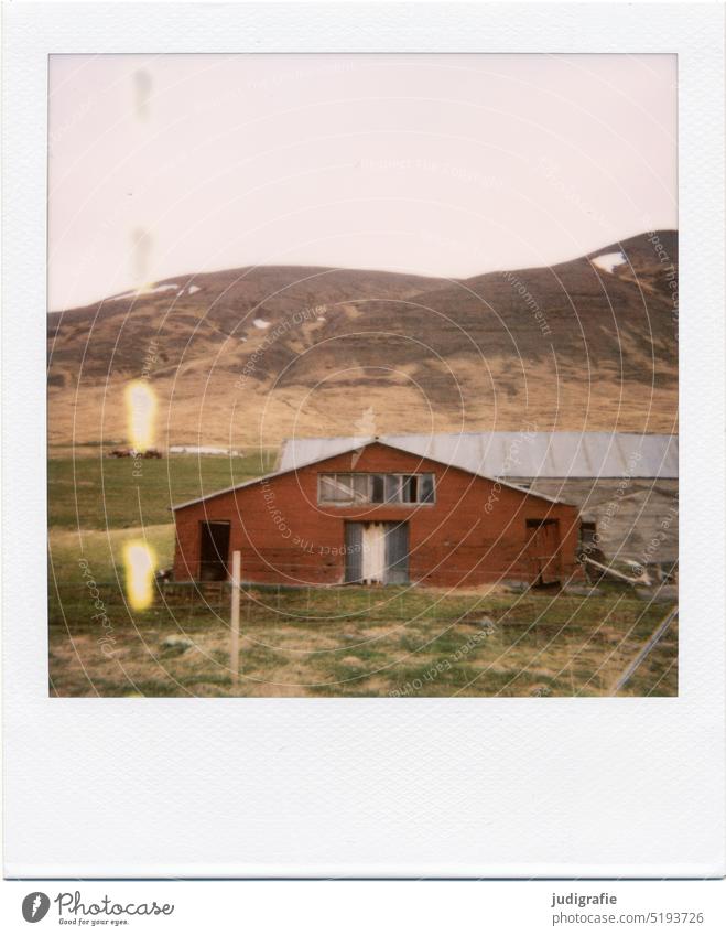 Polaroid eines isländischen Hauses Island Gebäude Hütte Häusliches Leben wohnen Schuppen Stall Scheune Einsamkeit Natur Landschaft Himmel Wiese Stimmung Tür