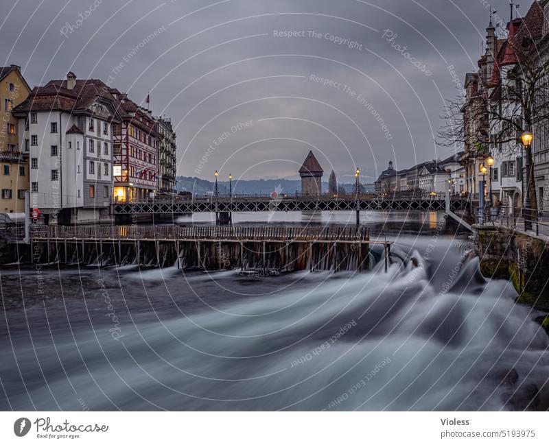 regnerischer Tag in Luzern Schweiz Vierwaldstättersee Reuss Kapellbrücke Wasserturm trübe regen bedeckt Reise Stadt