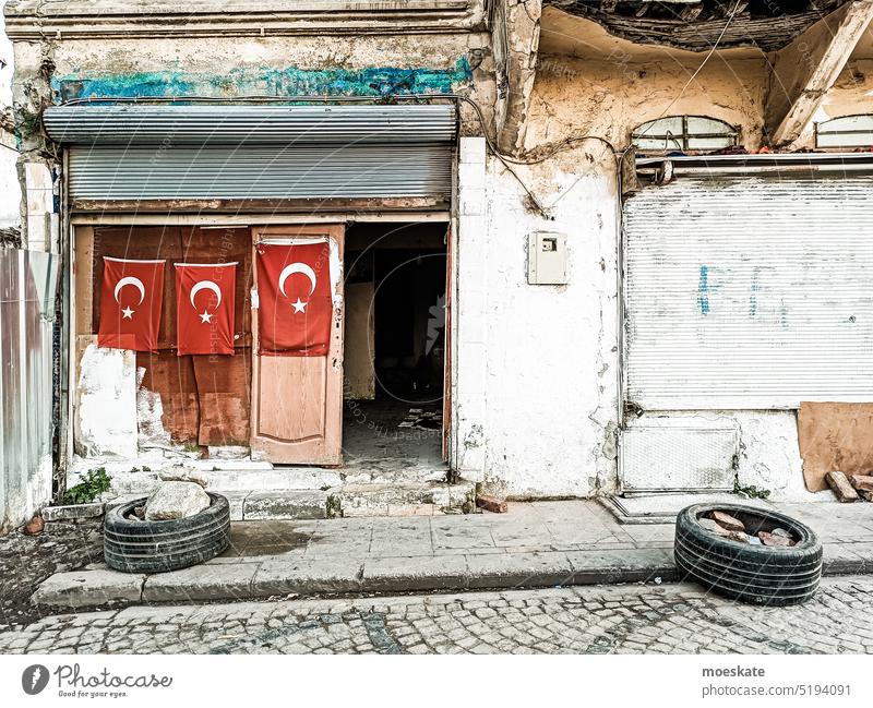 Türkei türkei istanbul flagge türkisch straße stadt heruntergekommen baustelle reifen fassade haus
