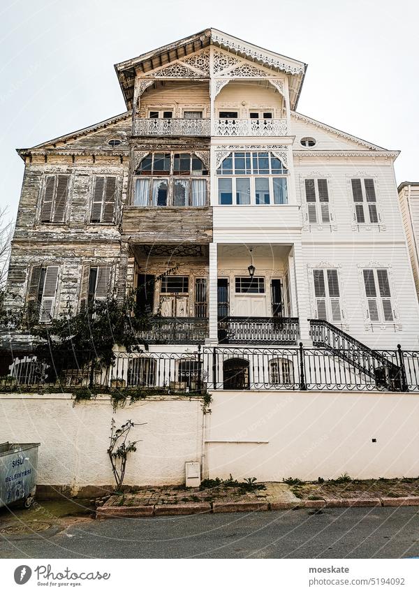 Two Face Haus twoface two in one alt und neu renovierungsbedürftig Schwarz und weiß schwarz kontrast fassade haus türkei istanbul