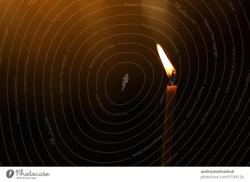 Eine Kerzenflamme Licht in der Nacht mit Bokeh auf dunklem Hintergrund Hoffnung Religion Dekoration & Verzierung gelb Nahaufnahme Symbol Feier Weihnachten