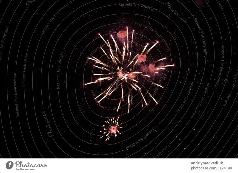 Buntes Feuerwerk am schwarzen Himmel. Unabhängigkeitstag am 4. Juli. festlich Stern Pyrotechnik Textfreiraum Raum Jahr farbenfroh dunkel Veranstaltung Party
