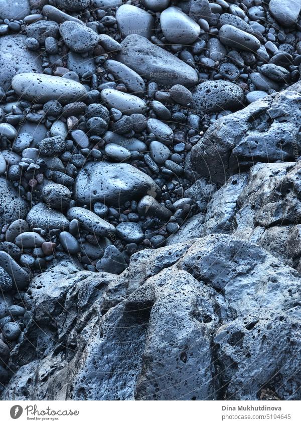Schwarz vulkanischen Felsen Textur. Stones of dunkelblaue Farbe Hintergrund. Igneous Gesteinsformation Kulisse. Rough natürlichen texturierten vertikalen Tapete.