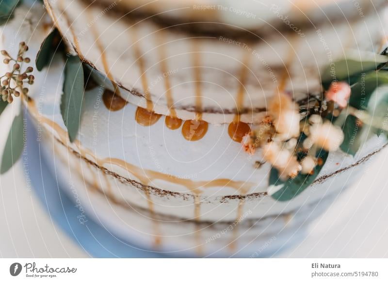 Leckere vegane Hochzeitstorte Naked Cake mit Karamellsoße hochzeitstorte naked cake rustikal Torte lecker Süßwaren karamellsauce Sahne vegane torte Kuchen