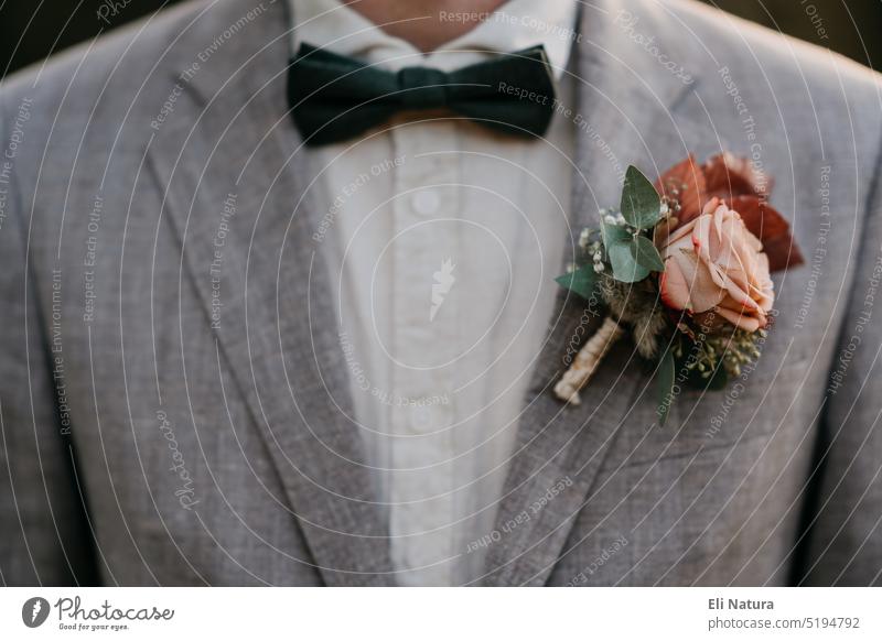 Herbstlicher Ansteckstrauß vom Bräutigam auf Hochzeit heiraten Herbsthochzeit Getting Ready Styling Anzug Sakko Jacket Leinensakko Rose Eukalyptus Fliege