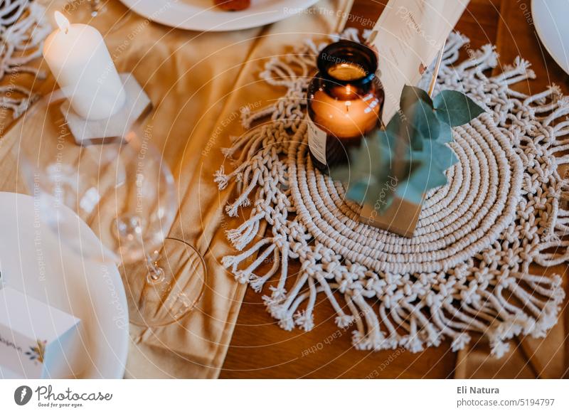 Herbstliche Tischdeko zur Hochzeit Tischdekoration herbstlich Boho-Stil boho Kerze Eukalyptus Hochzeitsfeier Hochzeitsessen Dekoration Herbstdekoration