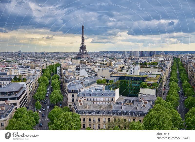 Paris vom Triumphbogen aus gesehen Eiffel-Tournee Tour d'Eiffel Arc de Triomphe wolkig Bäume Denkmal Gebäude reisen Wahrzeichen Großstadt Kapital Europa