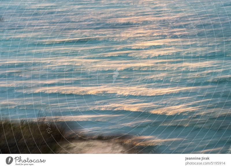 Lichtwellen Wellen Lichterscheinung Sonnenuntergang Sonnenlicht Wasseroberfläche Farbfoto Außenaufnahme Umwelt Menschenleer Reflexion & Spiegelung Küste Ostsee