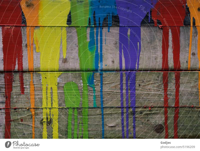 Holzbretter mit verlaufener Farbe, Regenbogen farbenfroh queer mehrfarbig Hintergrund Kunst blau bunt abstrakt Nahaufnahme Spektrum graphisch Muster rot orange