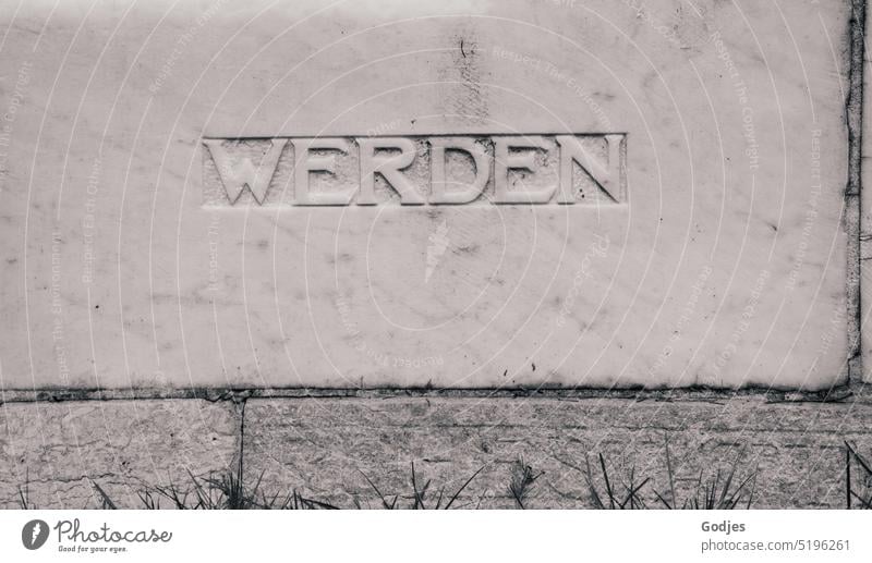 Mamorplatte mit der Inschrift 'WERDEN' werden mamor Stein Tod weiß Trauer inschrift Ewigkeit Traurigkeit Grabmal grau Gefühle Hoffnung Friedhof Vergänglichkeit