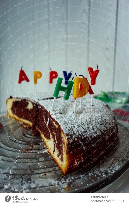APPY HDAY Geburtstag Kuchen Geburtstagstorte Kerzen Buchstaben Buchstabenkerzen Feste & Feiern Backwaren bunt glücklich Alles Gute Happy Birthday Puderzucker
