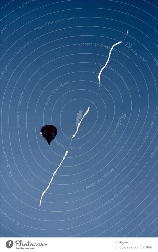 above the sky Ballone Kondensstreifen Silhouette Himmel blau hot-air balloon contrail condensation trail vapour vapor outline blue