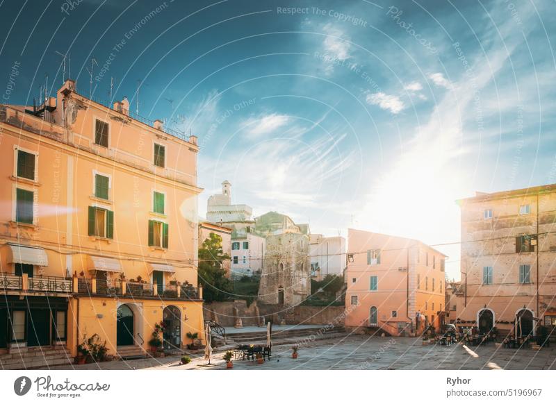 Terracina, Italien. Piazza Municipio und Blick auf das Schloss Castello Frangipane in der Oberstadt bei Sonnenuntergang und Sonnenaufgang reisen berühmt