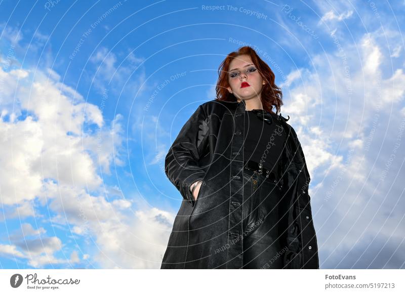 Junges Mädchen vor blauem Himmel Ansicht Porträt modisch Natur Person jung Aussehen Mensch außerhalb wirklich Mantel Kleidung schwarz Frau Testfreigabe