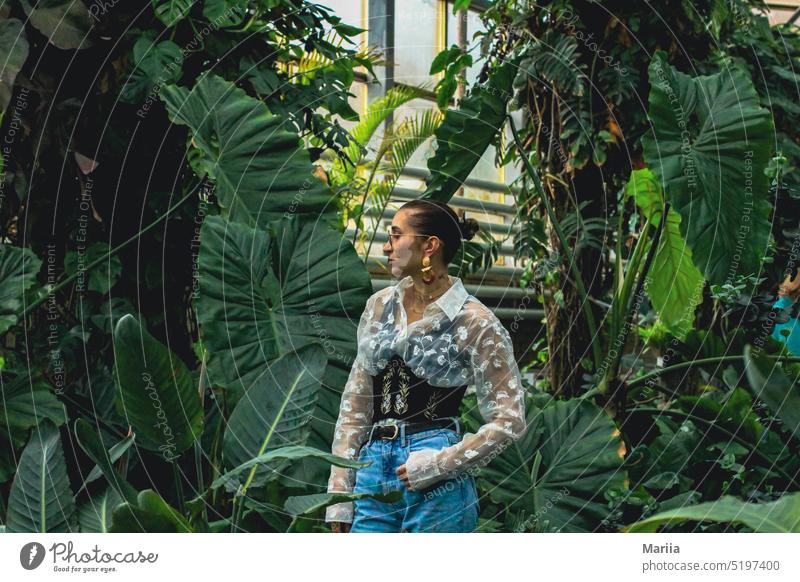 Grüne Tropen im Botanischen Garten Mädchen Frau jung Europäer grün Gewächshaus Jardi Botanic Pflanze tropisch Tropischer Garten Handfläche Palme Natur Blatt