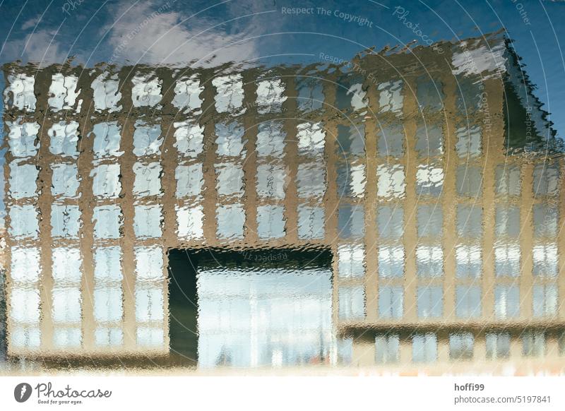 Architektur im Spiegel Spiegelung im Wasser Reflexion & Spiegelung Wasseroberfläche ruhig Wasserspiegelung Architekturfotografie Moderne Architektur Fassade