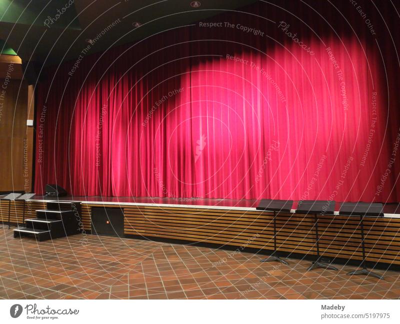 Bühne mit rotem Theatervorhang in der Aula eines Gymnasium in Oerlinghausen bei Bielefeld am Hermannsweg im Teutoburger Wald in Ostwestfalen-Lippe drapiert