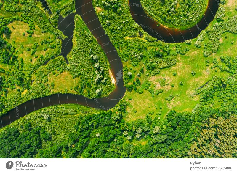 Aerial View of Summer Curved River Landschaft in sonnigen Sommertag. Top View of Beautiful European Nature From High Attitude In Summer Season. Drone Ansicht. Vogelperspektive Ansicht.