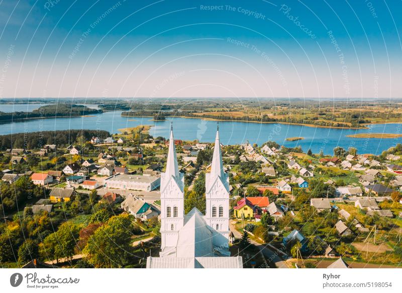 Slobodka, Bezirk Braslaw, Vitebsk Voblast, Belarus. Luftaufnahme von Slobodka Dorf. Kirche der Göttlichen Vorsehung Braslau Braslawisch Braslaver Seen Antenne