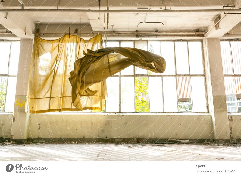 Tanz | Vom Winde verweht Industrieanlage Fabrik Ruine Fenster Vorhang Gardine Schweben flattern Windzug Bewegung fallen fliegen Tanzen frei Leichtigkeit