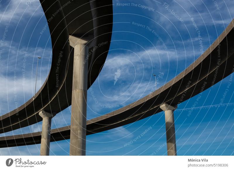 Doppelter Viadukt einer Autobahn und blauer Himmel. Blick auf das Viadukt der Autobahn AP9 in Teis, Vigo. pontevedra Straße Spalte Brücke Verkehr Architektur
