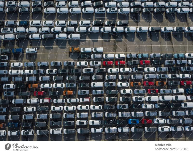 Neuwagen, die auf einem Parkplatz im Hafen von Vigo abgestellt sind, um verladen und in die ganze Welt verschifft zu werden. Autos aus dem PSA-Werk in Vigo