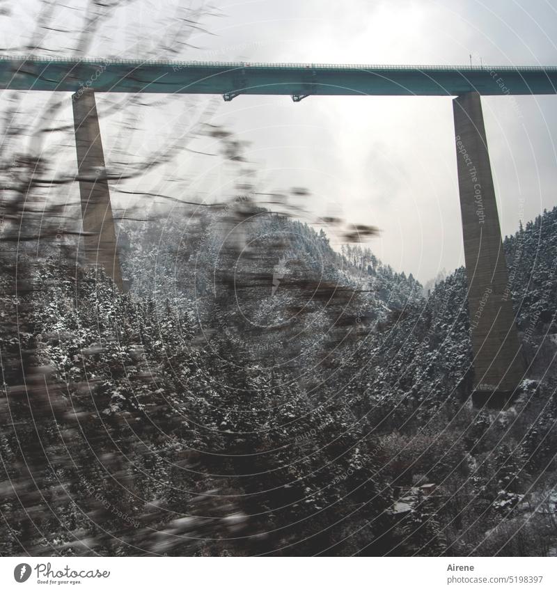 übertrieben | Höhe Passstraße Autobahnbrücke Europabrücke Brückenpfeiler schwindelerregend hoch Überbrückung Winter unten durch Überquerung Alpenpass Bergfahrt