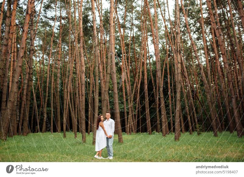 volle Höhe Porträt des jungen Paares in der Liebe Spaß haben und genießen den schönen Wald auf Sommer sonnigen Tag Natur genießend männlich Zusammensein