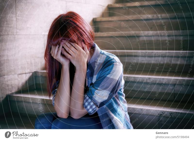 Depressives Mädchen Schmerz Menschen Stress beunruhigt Problematik müde Emotion Kopfschmerzen Kaukasier Ausdruck Porträt unglücklich Depression Frau Person jung
