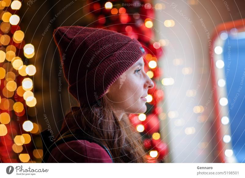 Mädchen vor den Schaufenstern des Weihnachtsgeschäfts. Dekoration & Verzierung Kaukasier Frau Nacht Lifestyle niedlich Porträt Winter schön Menschen Glück