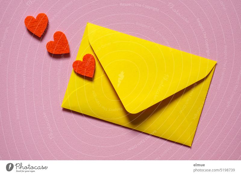 Rückseite eines offenen gelben Briefumschlages mit drei orangefarbenen Herzchen auf altrosa Untergrund Liebesbrief Frühlingsgefühle Blog schreiben Kommunikation