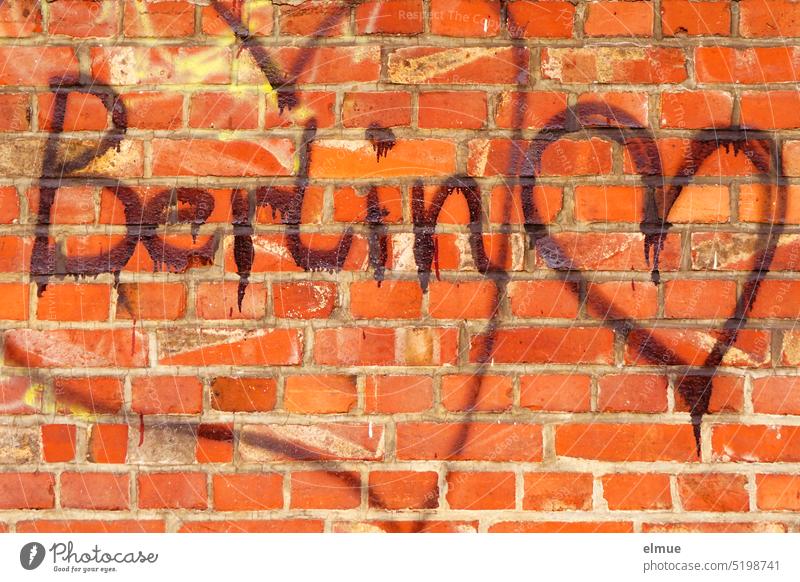 rote Ziegelwand mit einem großen und einem kleinen gesprayten Herz und dem Schriftzug Berlin Wandziegel Ziegelsteine Liebesbekundung Graffiti Verliebtheit