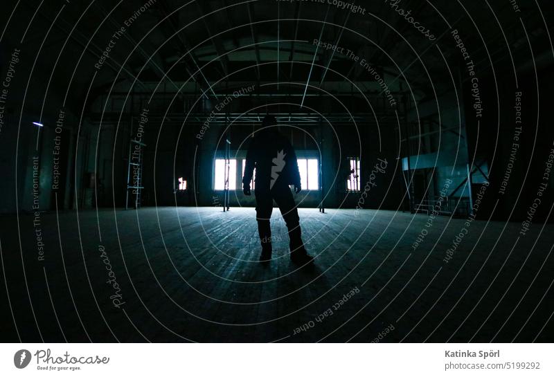 Mann im Fensterlicht Schatten schwarzer mann Gegenlicht Gegenlichtaufnahme theaterbühne dunkel Lichtspiel Silhouette maskulin