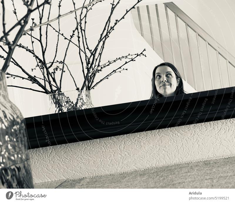 kleines Spiegelbild eines Frauengesichts mit Zweigen No. 1 Porträt Mensch Schwarzweißfoto Blick Gesicht Innenaufnahme Kopf Reflexion & Spiegelung Vase Flur