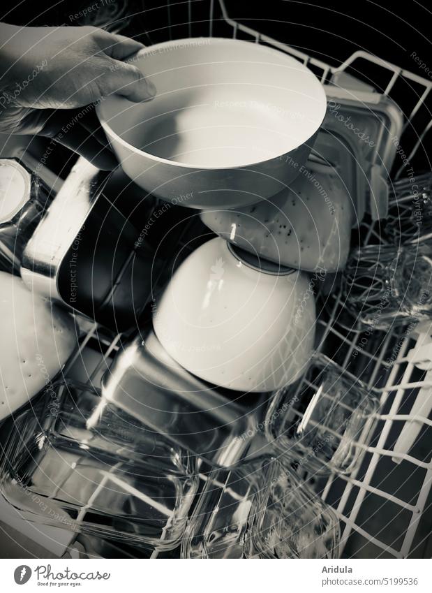 Spülmaschine ausräumen Küche Hausarbeit Geschirr sauber Glas Porzellan Teller Haushalt Schüssel Sauberkeit Hand s/w einräumen Metall Korb