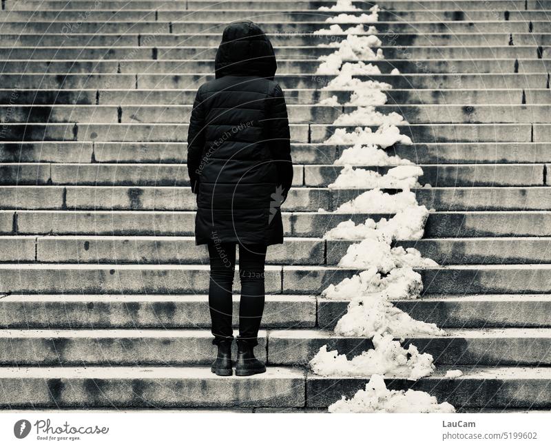 Jahreswechsel - Der Winter tritt ab Schnee Treppe Schneeräumung Winterdienst schmilzen schmelzen weiß Gestalt Person Silhouette Rückenansicht traurig