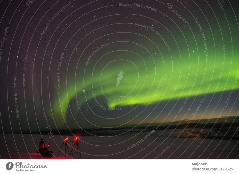 Unbekannte Person beim Fotografieren von Nordlichtern, Finnland im Freien farbenfroh abstrakt erstaunlich arktische Astronomie Aurora Hintergrund schön borealis