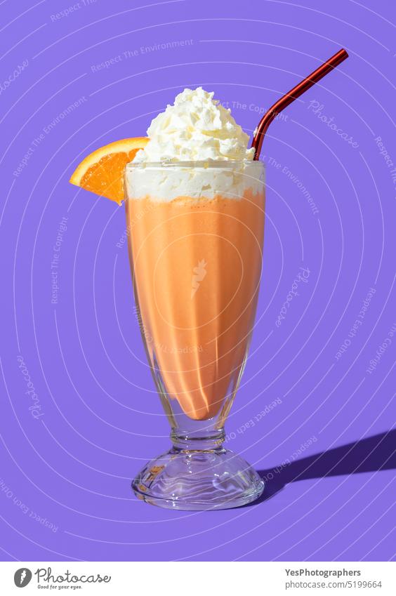 Orange Milchshake Glas minimalistisch auf einem lila Hintergrund Amerikaner Getränk hell Cocktail kalt Farbe Textfreiraum Sahne Küche Tasse ausschneiden