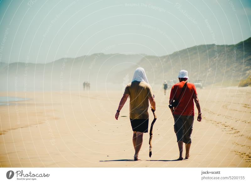 entlanggehen und entgegenkommen am Ocean Beach Männer Junger Mann Senior Rückansicht Spaziergang Wege & Pfade Strand Dunst Landschaft Ferien & Urlaub & Reisen