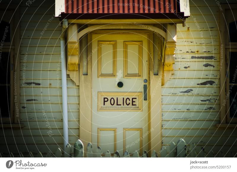 POLICE - die Tür vom Auge des Gesetzes Eingang Eingangstür geschlossen Wort Englisch historisch Holztür Polizei Vordach Detailaufnahme Fassade Tasmanien