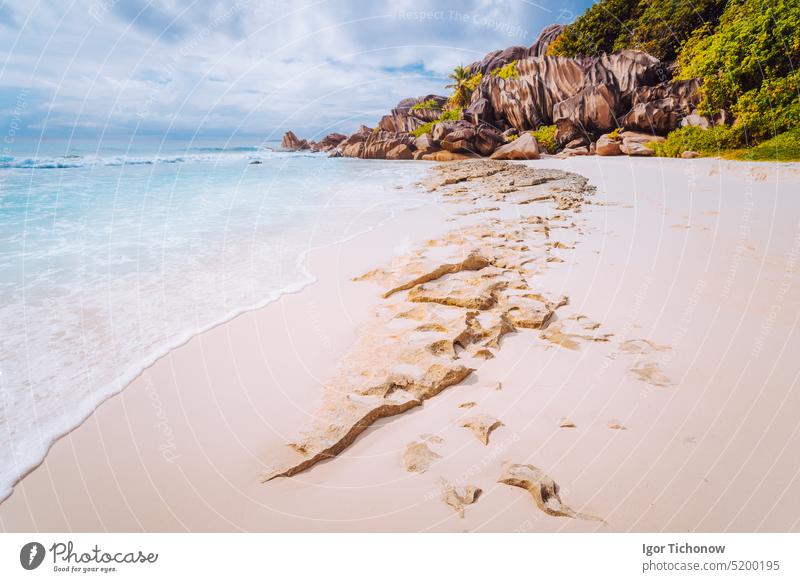 Erstaunliche Granitfelsen, weißer Sand und blaues klares Meer bei Grand Anse, Insel La Digue, Seychellen. Natur Hintergrund anse digue Grande Strand MEER Küste