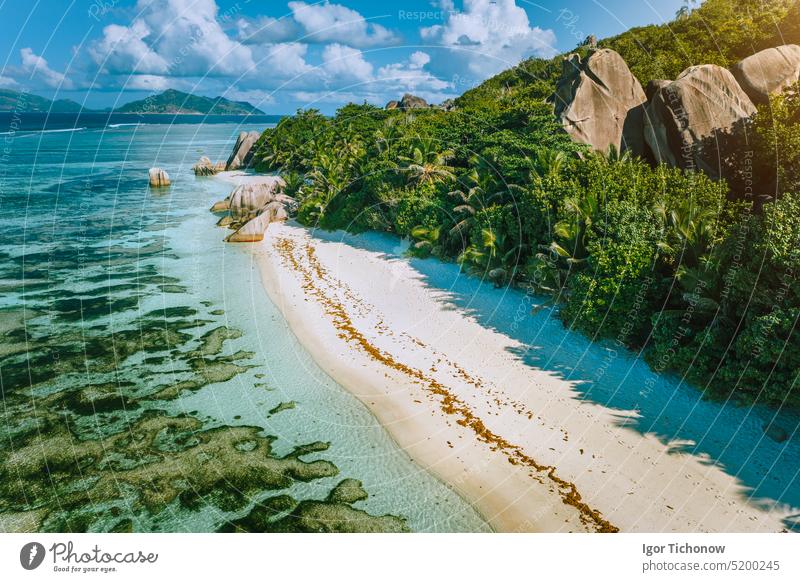 Seychellen, La Digue. Luftaufnahme von schönen Paradies tropischen Strand Anse Source D Argent in Morgen weiches Licht. Sommerurlaub und Reisekonzept reisen