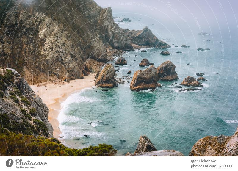 Sintra, Portugal. Felsenküste von Praia da Ursa in der Nähe von Kap Roca und Morgenlicht und Atlantik Meer ursa zerklüftet reisen im Freien Europa roca Aroeira