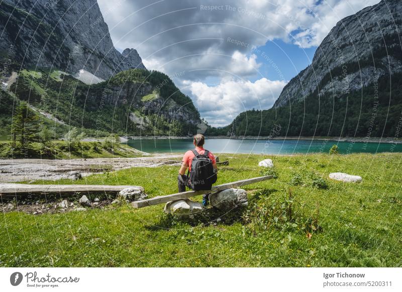 Wanderer auf dem Wanderweg zum oberen Gosausee, Salzkammergut, Österreich, Europa Mann Dachstein Kofferraum gosausee Glück Reisender Gipfel Landschaft Natur Top
