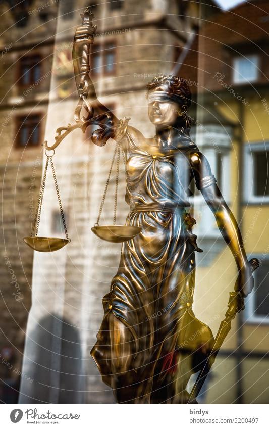 Justitia, Figur hinter einer Glasscheibe mit Spiegelung justitia Justiz u. Gerichte Gerechtigkeit Recht Gleichgewicht Symbol Waage neutral Fenster Neutralität
