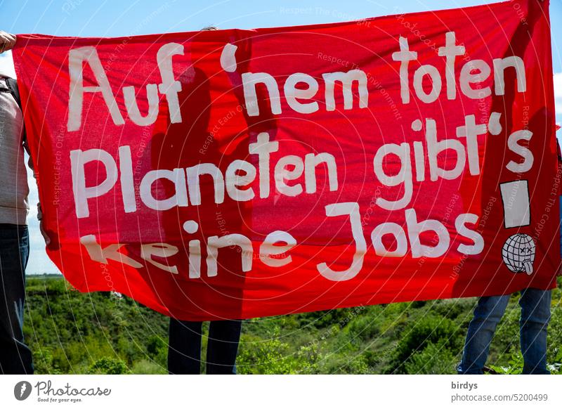 Klimawandel. Protest gegen klimaschädlichen CO2-Ausstoß. Banner co2-Ausstoß rotes Tuch Text Klimaschutz Aktivisten Gegenargument überleben Systemwandel