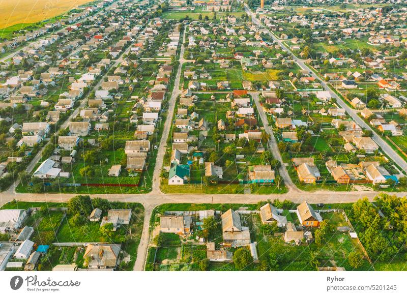 Luftaufnahme der Stadt Dorf Cityscape Skyline im Sommer Tag. Wohnviertel, Häuser und Gartenbeete in der Vogelperspektive. Antenne Landschaft Revier