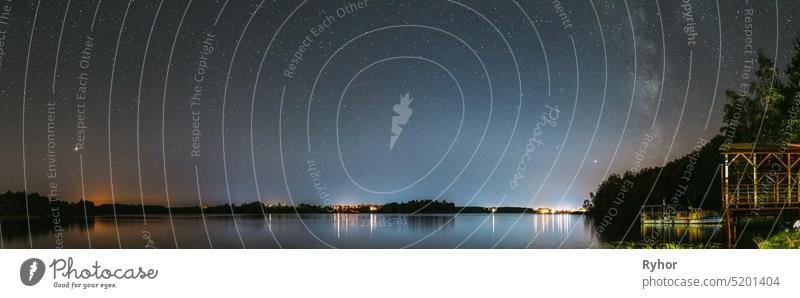 Dorf Novoye Lyadno, Kreis Lyepyel, Provinz Vitebsk, Weißrussland. Real Bunte Nacht Sterne über Lepel See. Natural Starry Sky Hintergrund Hintergrund Landschaft