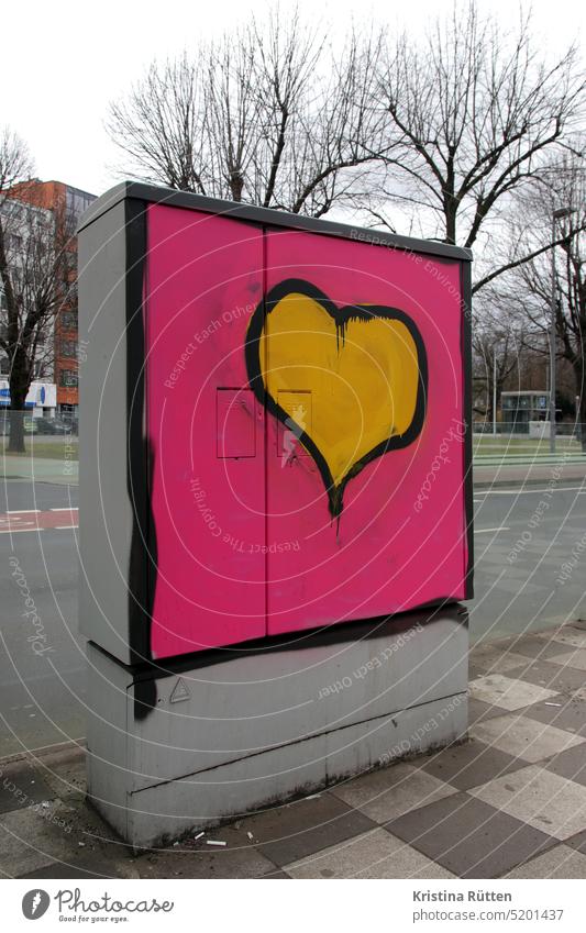 urbane liebe - herz auf stromkasten graffiti streetart zeichen symbol straße draußen romantisch verliebt herzlich stadt gesprayt gesprüht farbe pink gelb